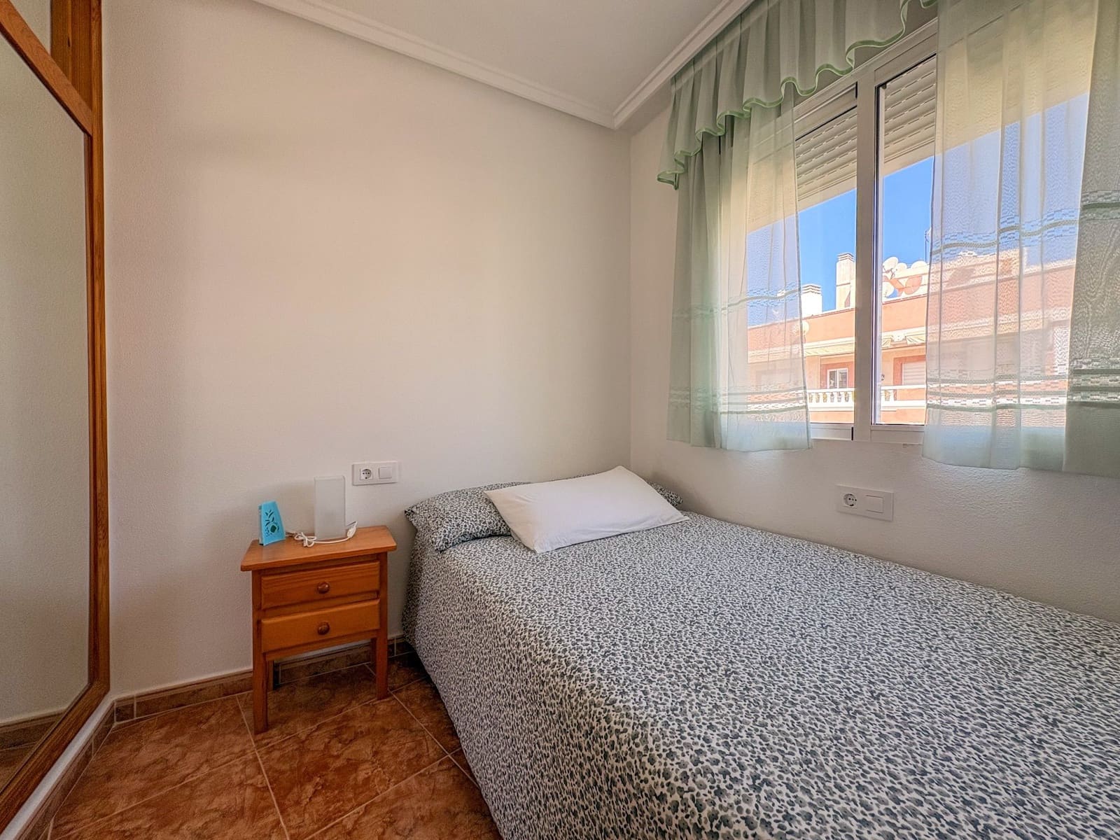 3 bedroom Penthouse for rent in Torrevieja with garage - € 1,100 (Ref: 10044436)