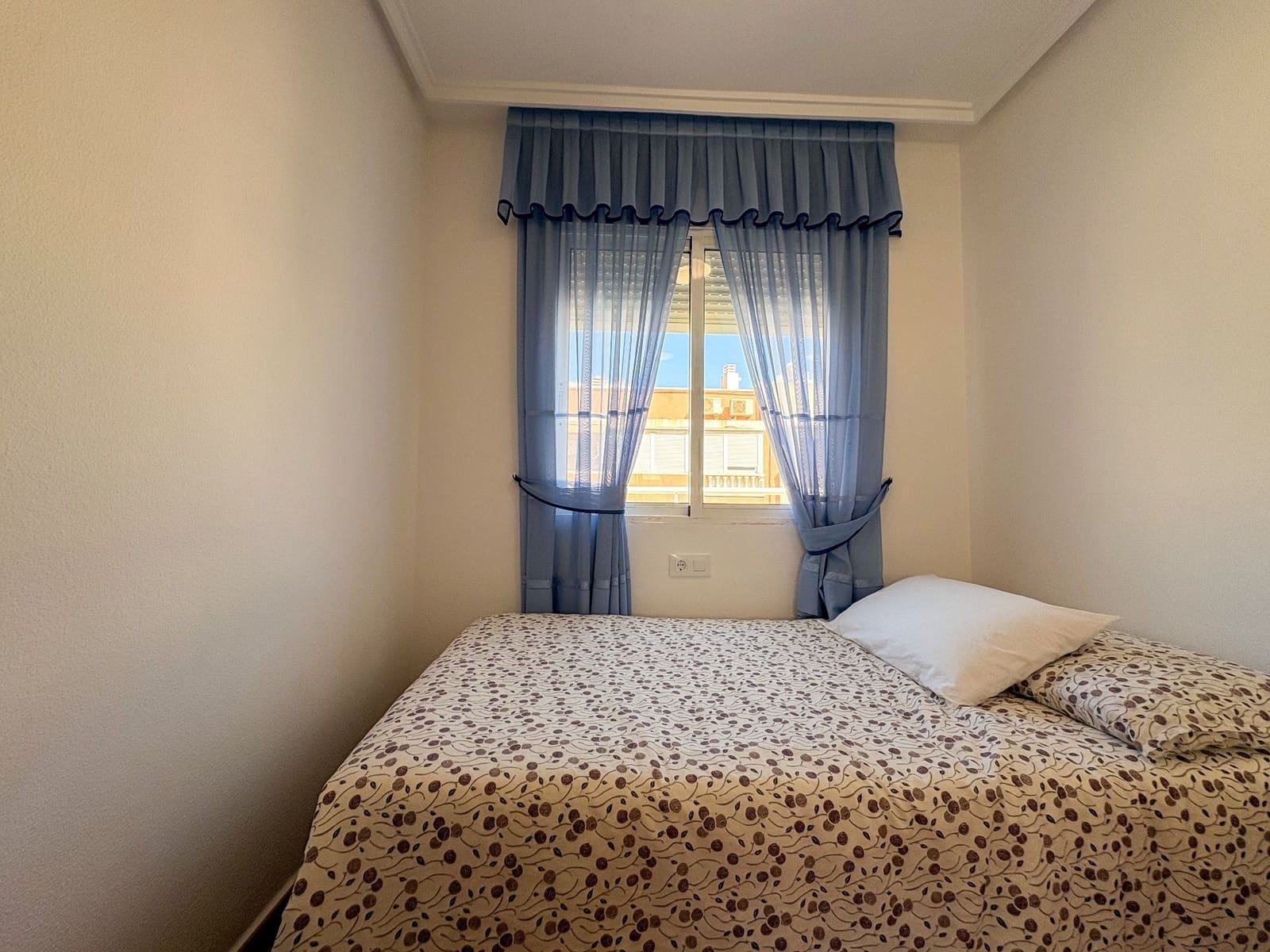 3 bedroom Penthouse for rent in Torrevieja with garage - € 1,100 (Ref: 10044436)