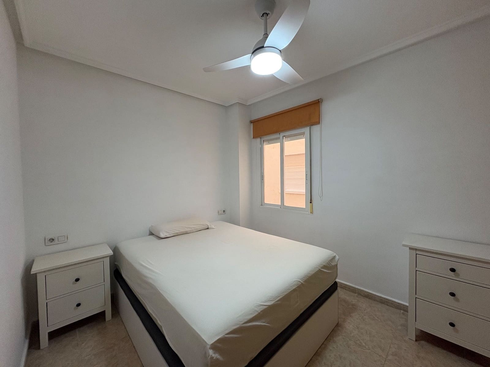 2 quarto Apartamento para arrendar em Torrevieja com piscina - 850 € (Ref: 10057951)