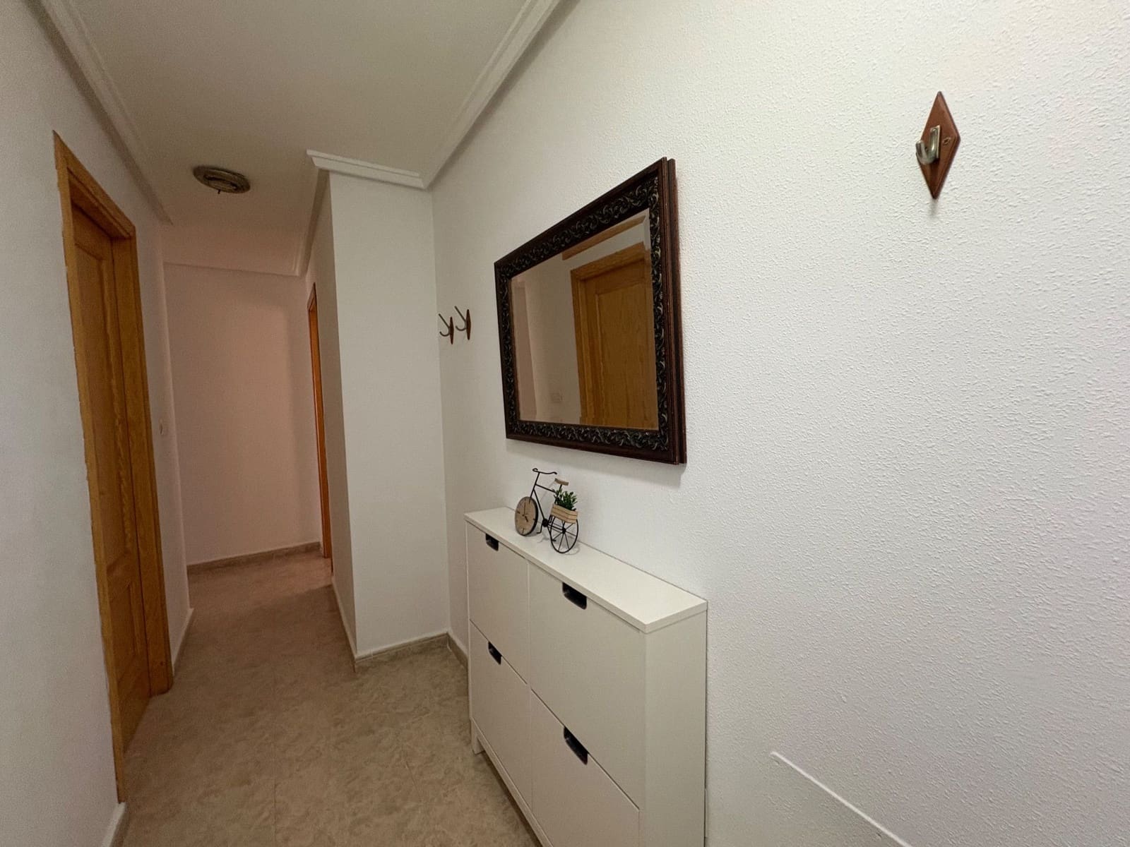 2 quarto Apartamento para arrendar em Torrevieja com piscina - 850 € (Ref: 10057951)