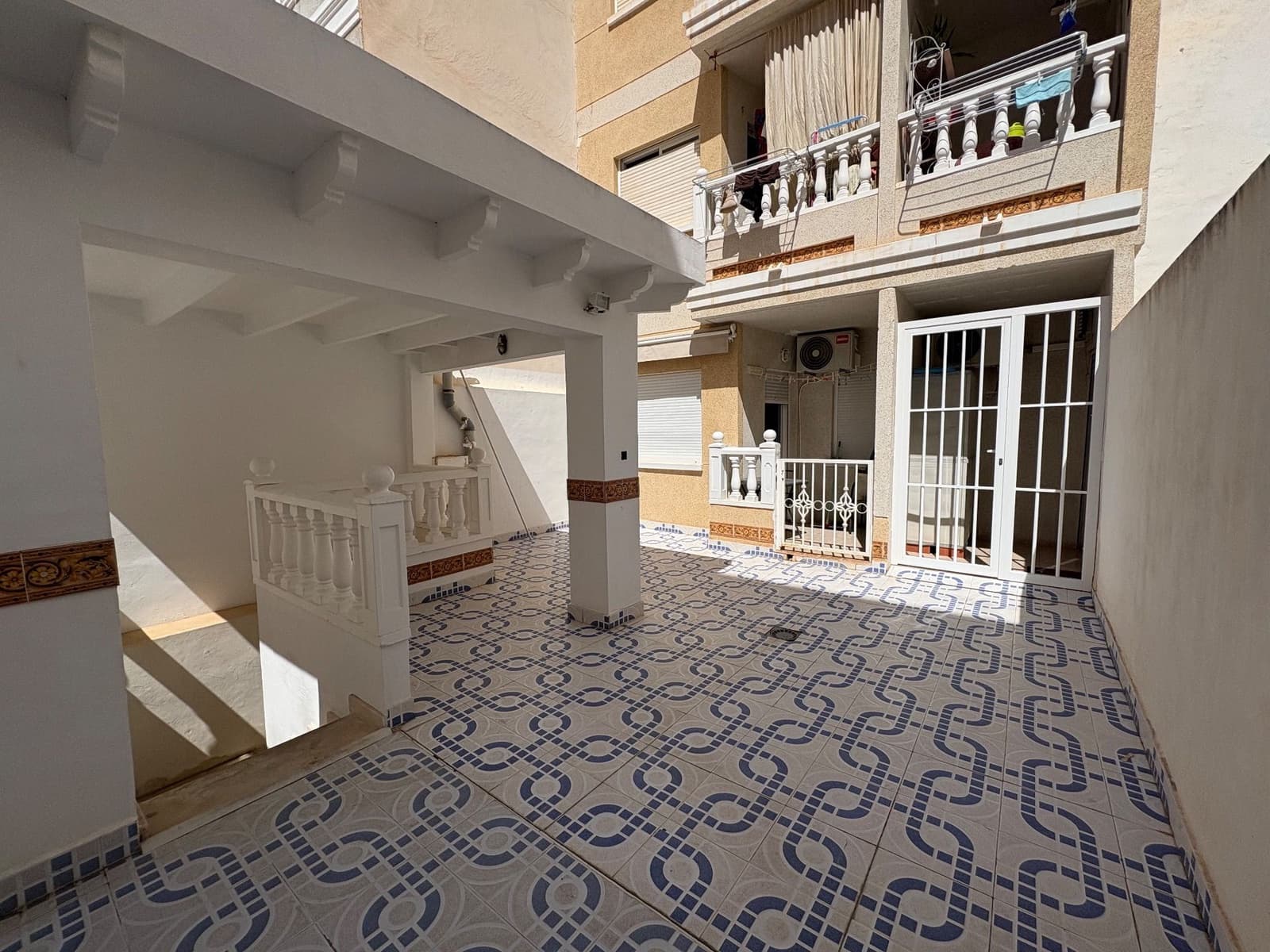 2 quarto Apartamento para arrendar em Torrevieja com piscina - 850 € (Ref: 10057951)