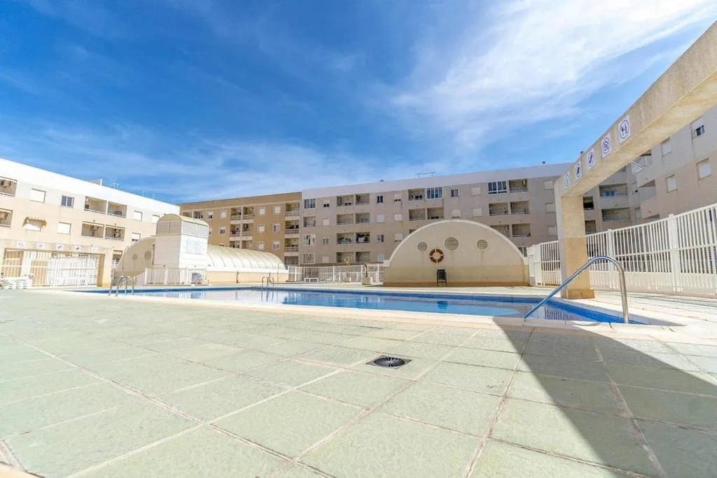 2 slaapkamer Flat te huur in Torrevieja met zwembad - € 850 (Ref: 10074879)