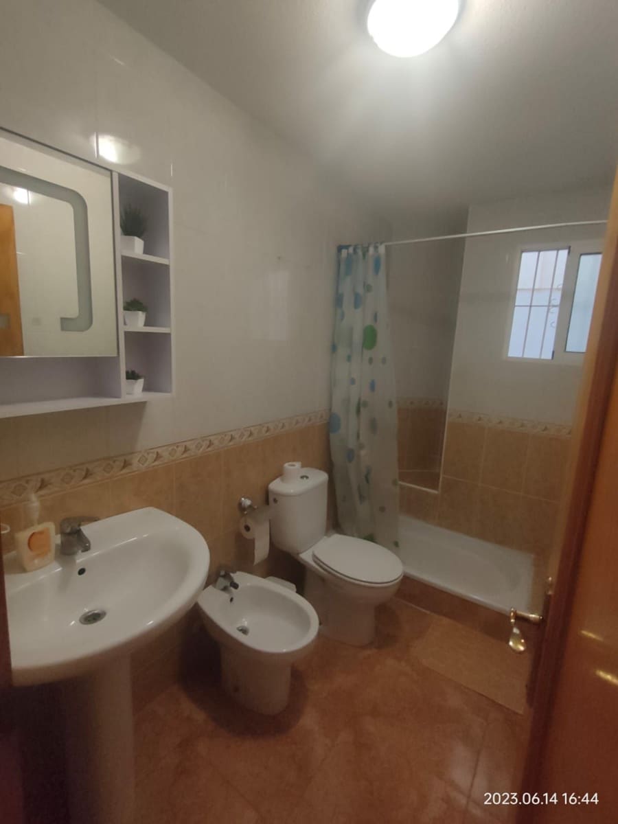 2 slaapkamer Flat te huur in Torrevieja met zwembad - € 850 (Ref: 10074879)