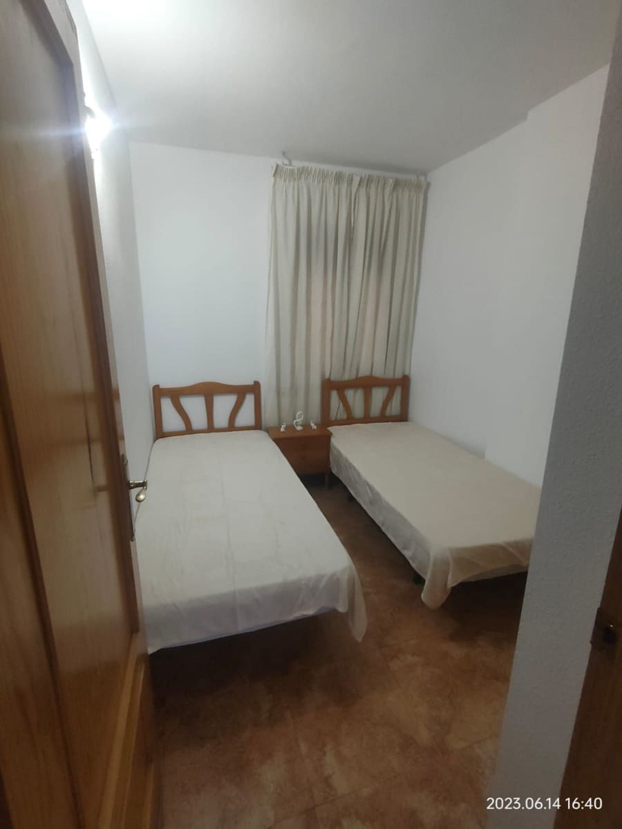 2 slaapkamer Flat te huur in Torrevieja met zwembad - € 850 (Ref: 10074879)