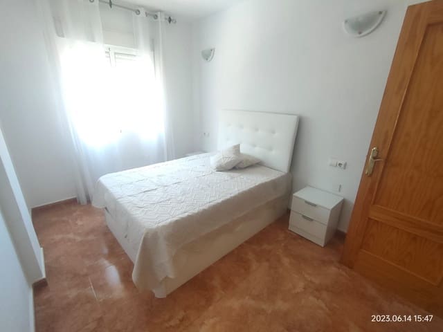 2 slaapkamer Flat te huur in Torrevieja met zwembad - € 850 (Ref: 10074879)