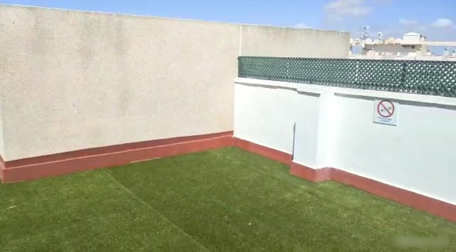 2 slaapkamer Flat te huur in Torrevieja met zwembad - € 850 (Ref: 10074879)