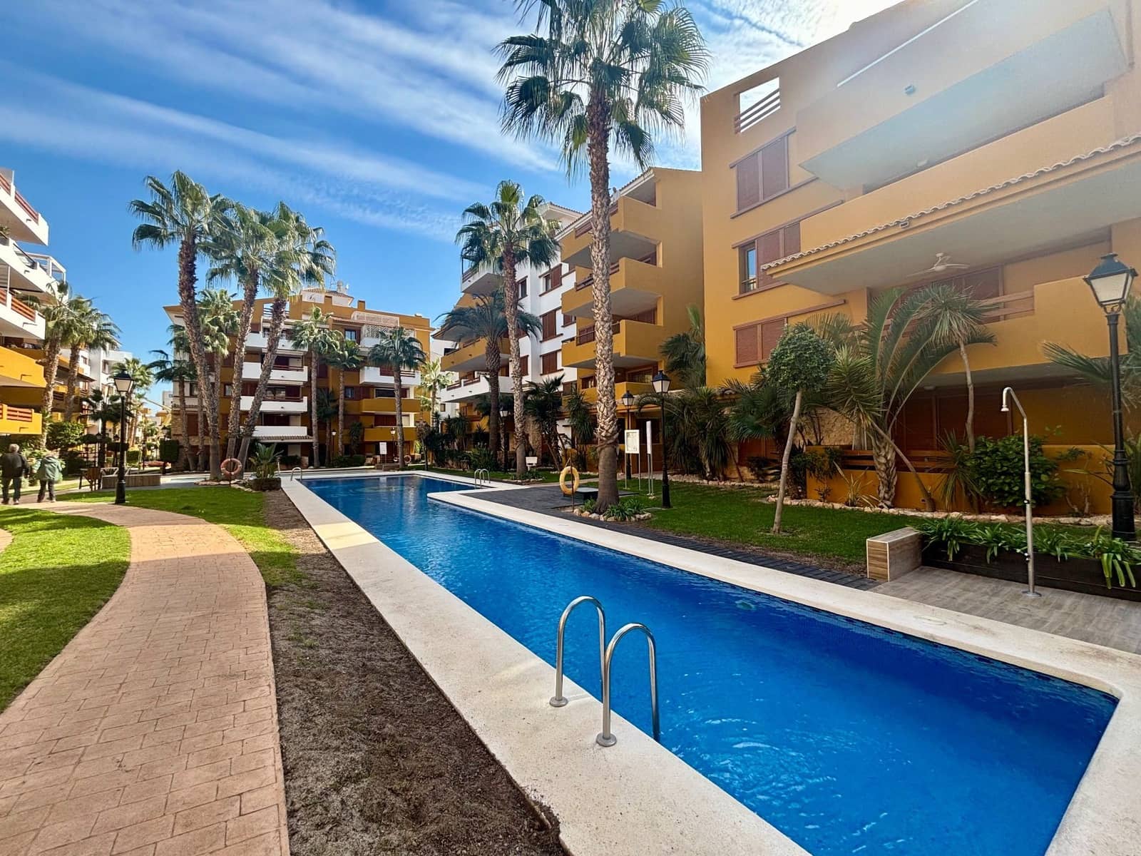 2 quarto Apartamento para arrendar em Punta Prima com piscina garagem - 1 400 € (Ref: 10080366)