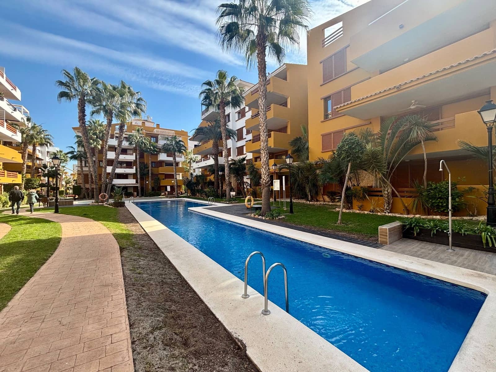 2 quarto Apartamento para arrendar em Punta Prima com piscina garagem - 1 400 € (Ref: 10080366)