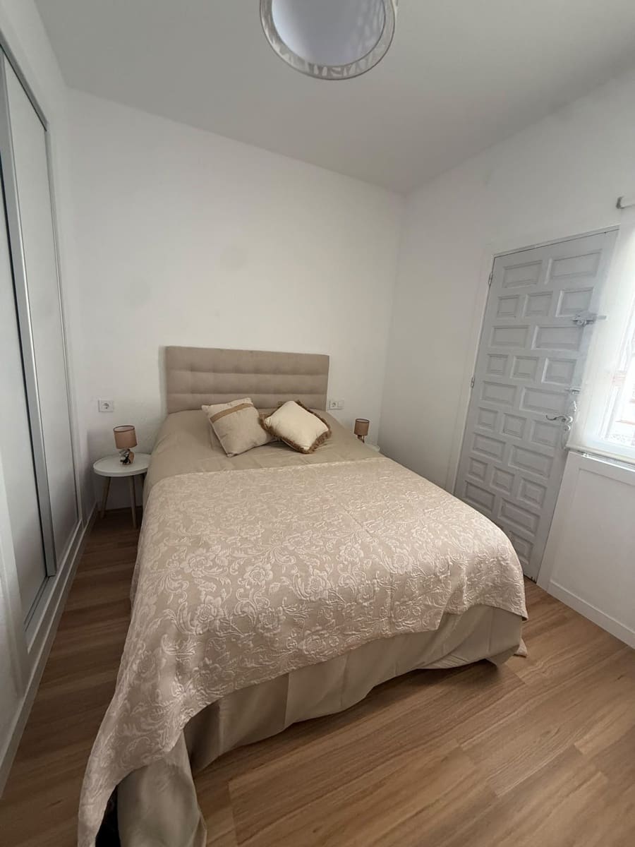 2 sovrum Semi-fristående Villa att hyra i Torrevieja - 1 000 € (Ref: 10108668)
