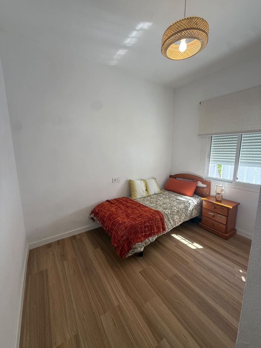 2 sovrum Semi-fristående Villa att hyra i Torrevieja - 1 000 € (Ref: 10108668)
