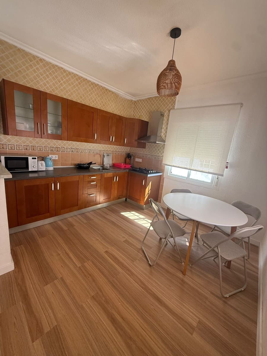 2 sovrum Semi-fristående Villa att hyra i Torrevieja - 1 000 € (Ref: 10108668)