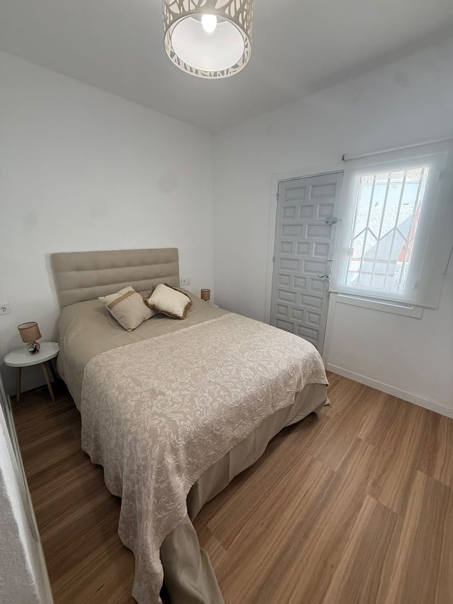 2 sovrum Semi-fristående Villa att hyra i Torrevieja - 1 000 € (Ref: 10108668)