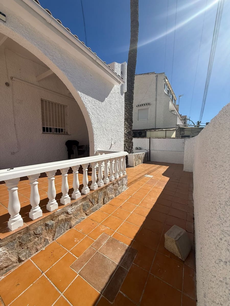 2 sovrum Semi-fristående Villa att hyra i Torrevieja - 1 000 € (Ref: 10108668)