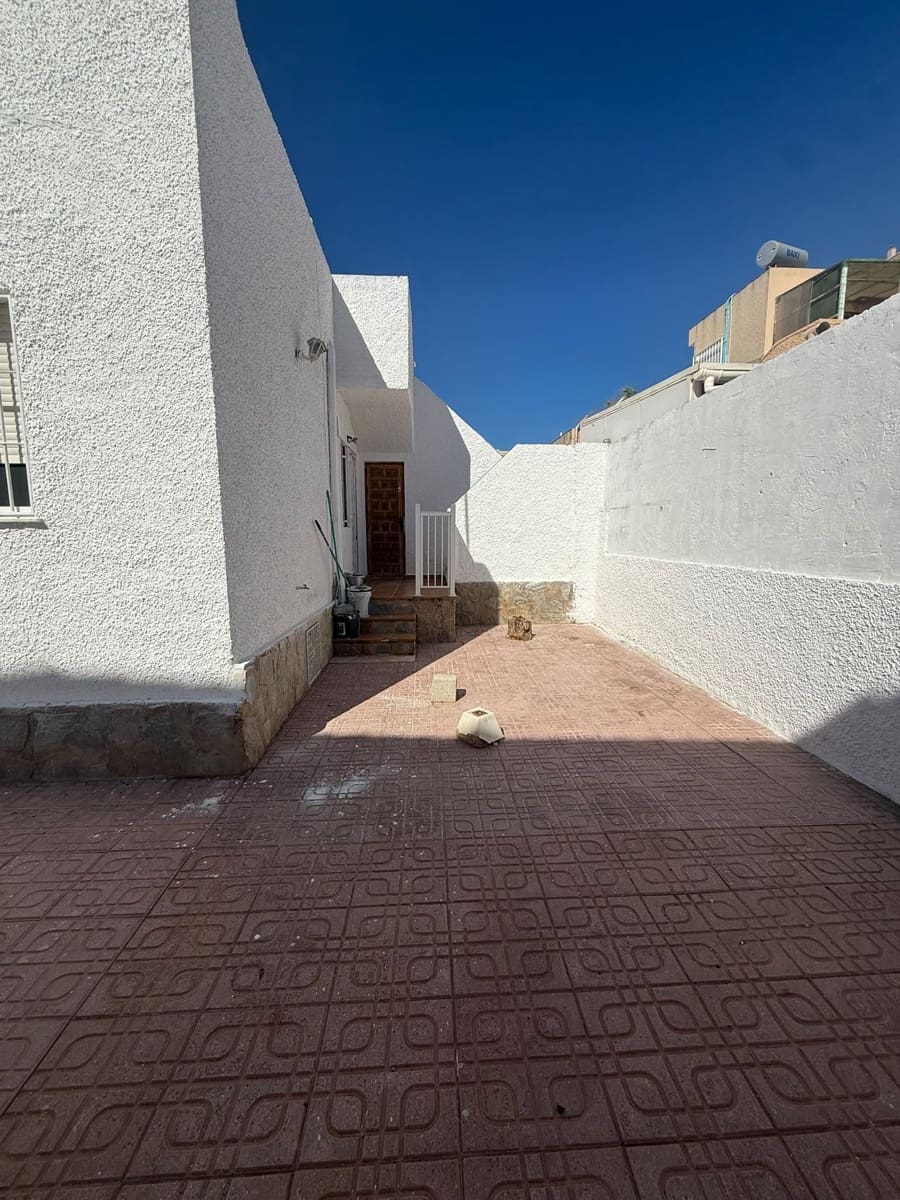 2 sovrum Semi-fristående Villa att hyra i Torrevieja - 1 000 € (Ref: 10108668)