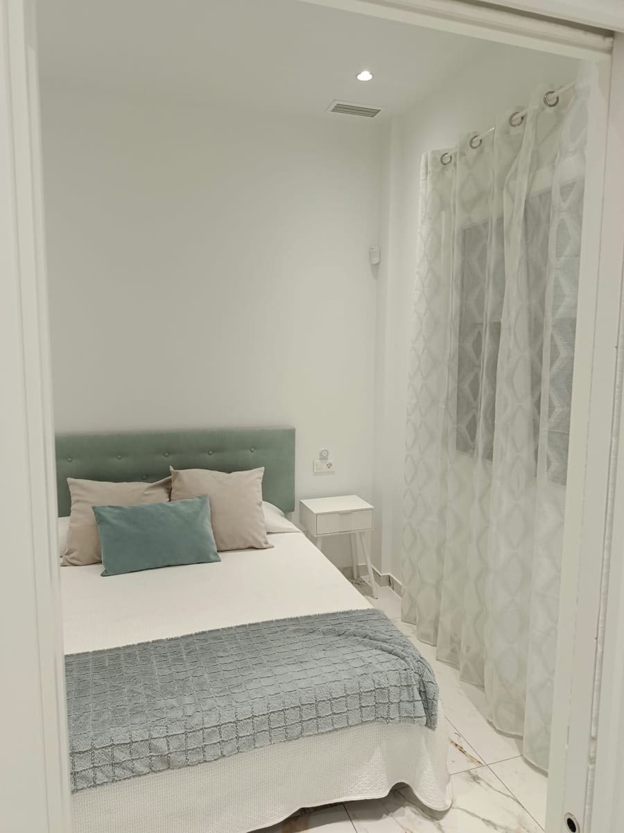 2 bedroom Flat for rent in Torrevieja - € 1,100 (Ref: 10145733)
