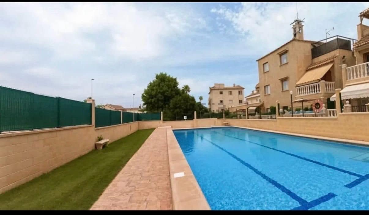Pareado de 4 habitaciones en Torrevieja en alquiler con piscina garaje - 1.170 € (Ref: 10166069)
