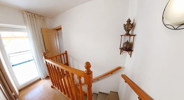 Pareado de 4 habitaciones en Torrevieja en alquiler con piscina garaje - 1.170 € (Ref: 10166069)