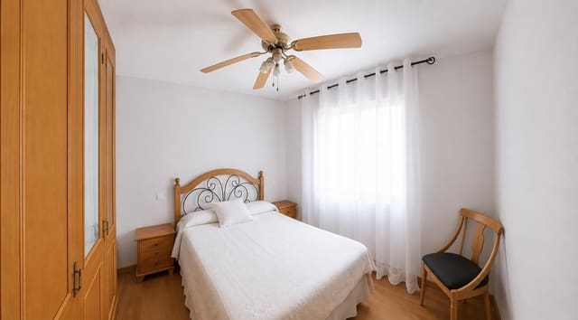 Pareado de 4 habitaciones en Torrevieja en alquiler con piscina garaje - 1.170 € (Ref: 10166069)
