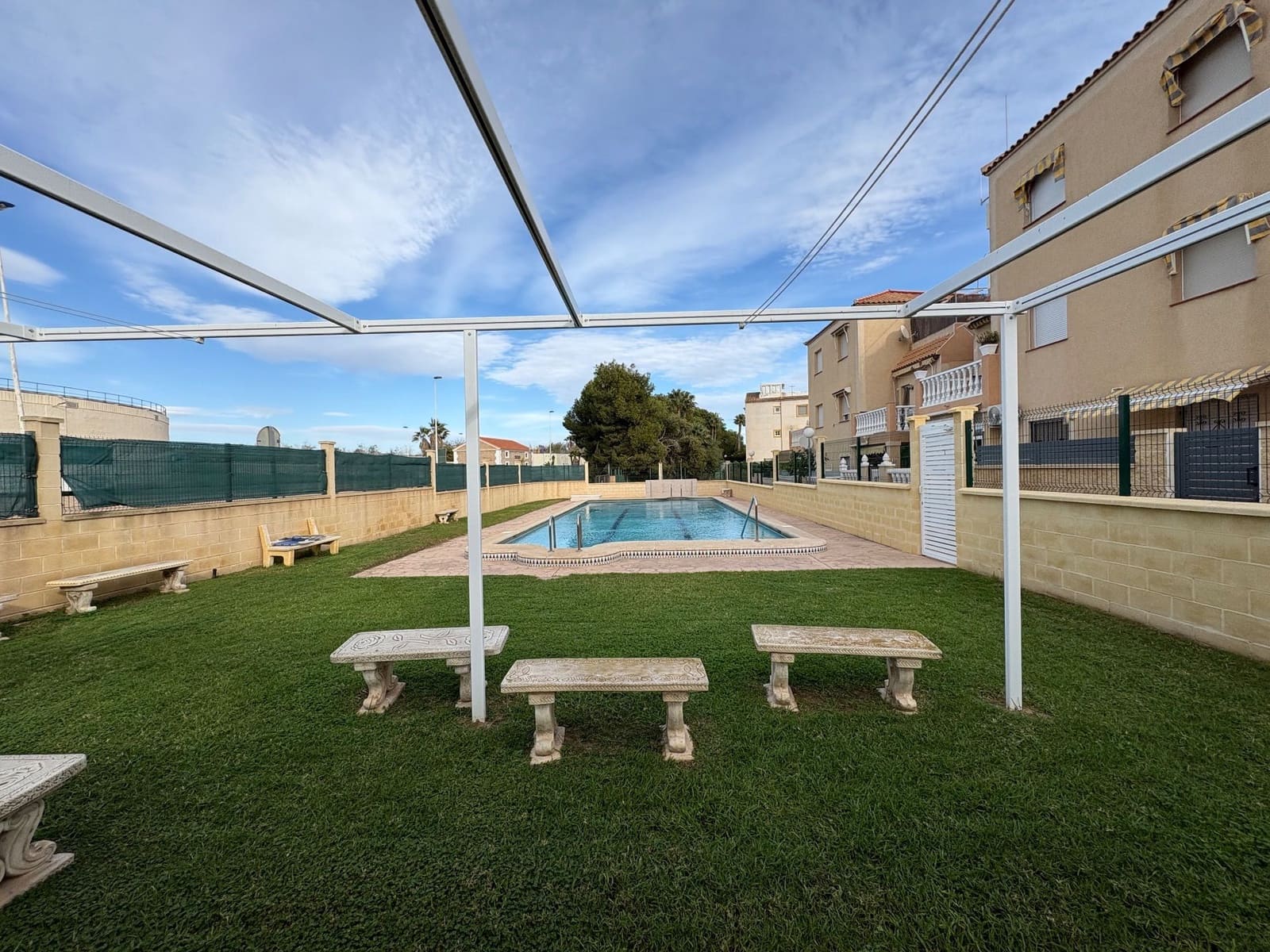 Pareado de 4 habitaciones en Torrevieja en alquiler con piscina garaje - 1.170 € (Ref: 10166069)
