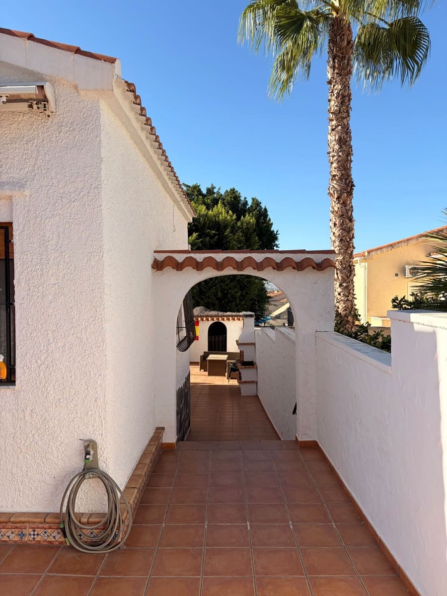 3 bedroom Villa for rent in San Fulgencio with pool garage - € 1,500 (Ref: 10168137)