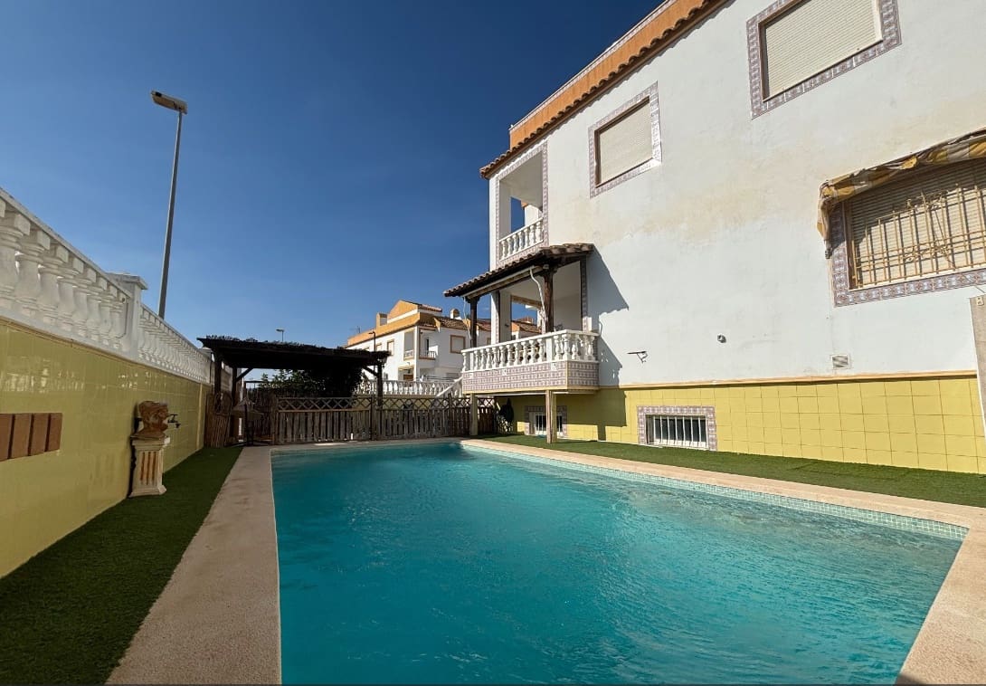 Villa/Maison de 3 chambres à louer à Torrevieja avec piscine - 1 550 € (Ref: 8822790)