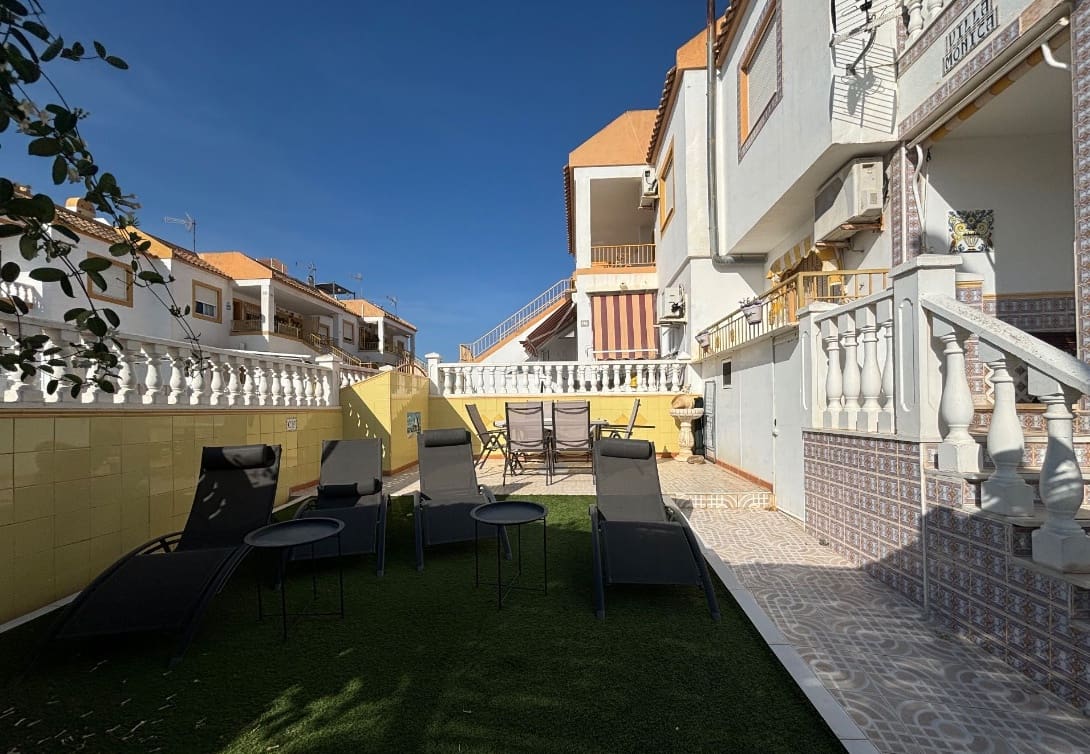 Villa/Maison de 3 chambres à louer à Torrevieja avec piscine - 1 550 € (Ref: 8822790)