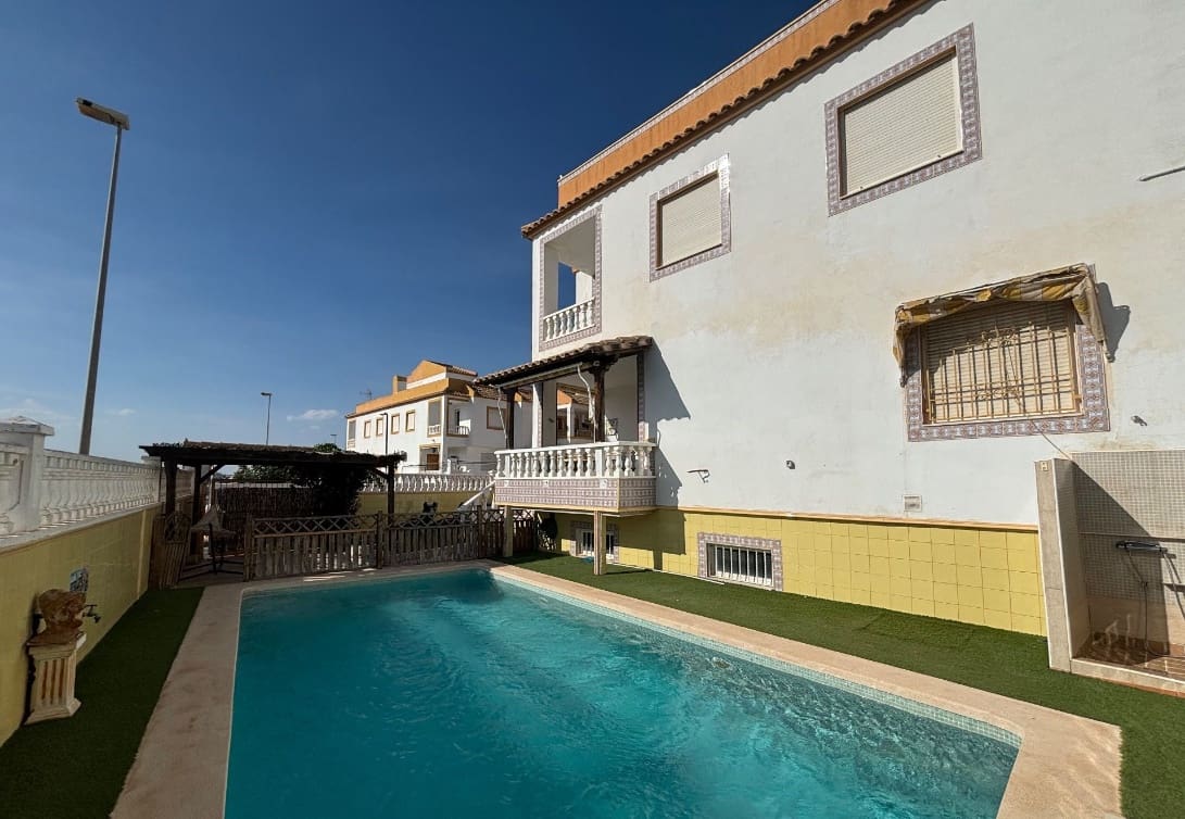 Villa/Maison de 3 chambres à louer à Torrevieja avec piscine - 1 550 € (Ref: 8822790)