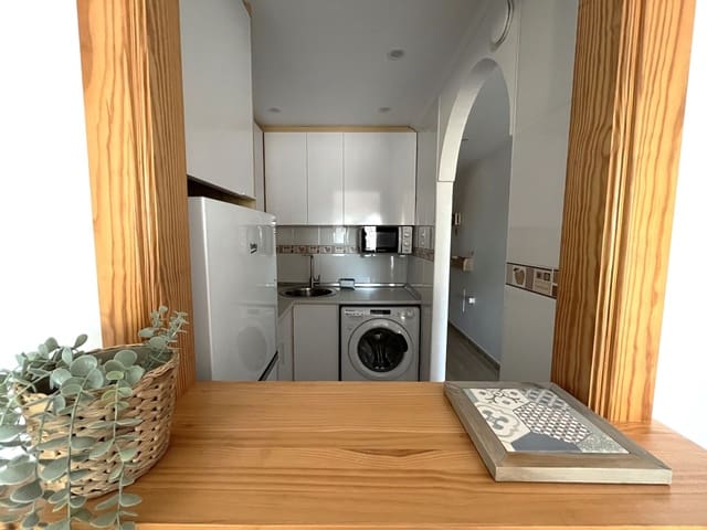 1 slaapkamer Appartement te huur in Torrevieja met zwembad garage - € 750 (Ref: 8822793)