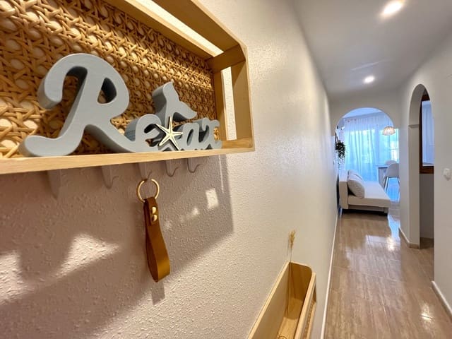 1 slaapkamer Appartement te huur in Torrevieja met zwembad garage - € 750 (Ref: 8822793)