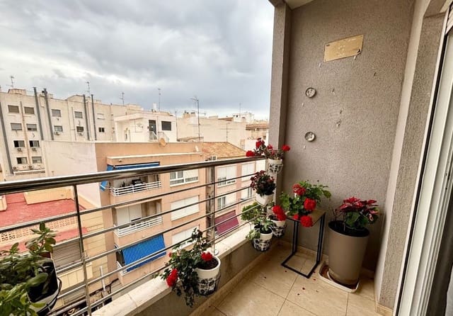 2 soverom Leilighet til leie i Torrevieja - € 850 (Ref: 8822795)