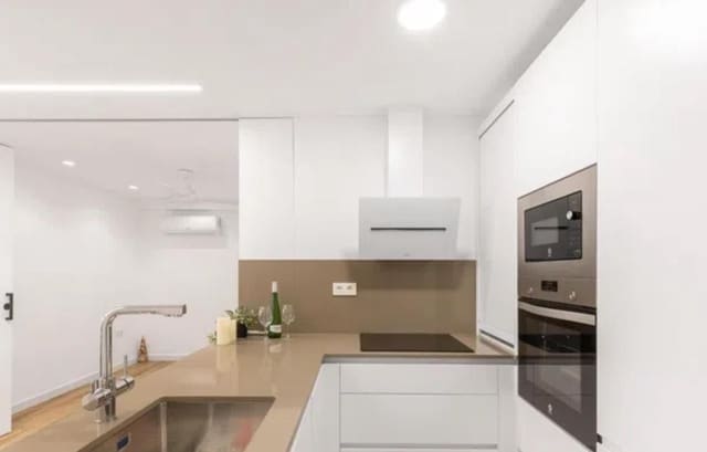 Appartement de 2 chambres à louer à Torrevieja - 1 000 € (Ref: 8847154)