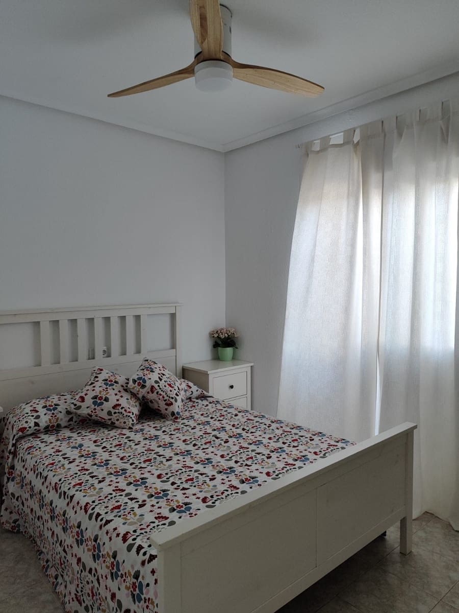 3 soveværelse Lejlighed til leje i Playa Flamenca med swimmingpool garage - € 1.150 (Ref: 8875606)