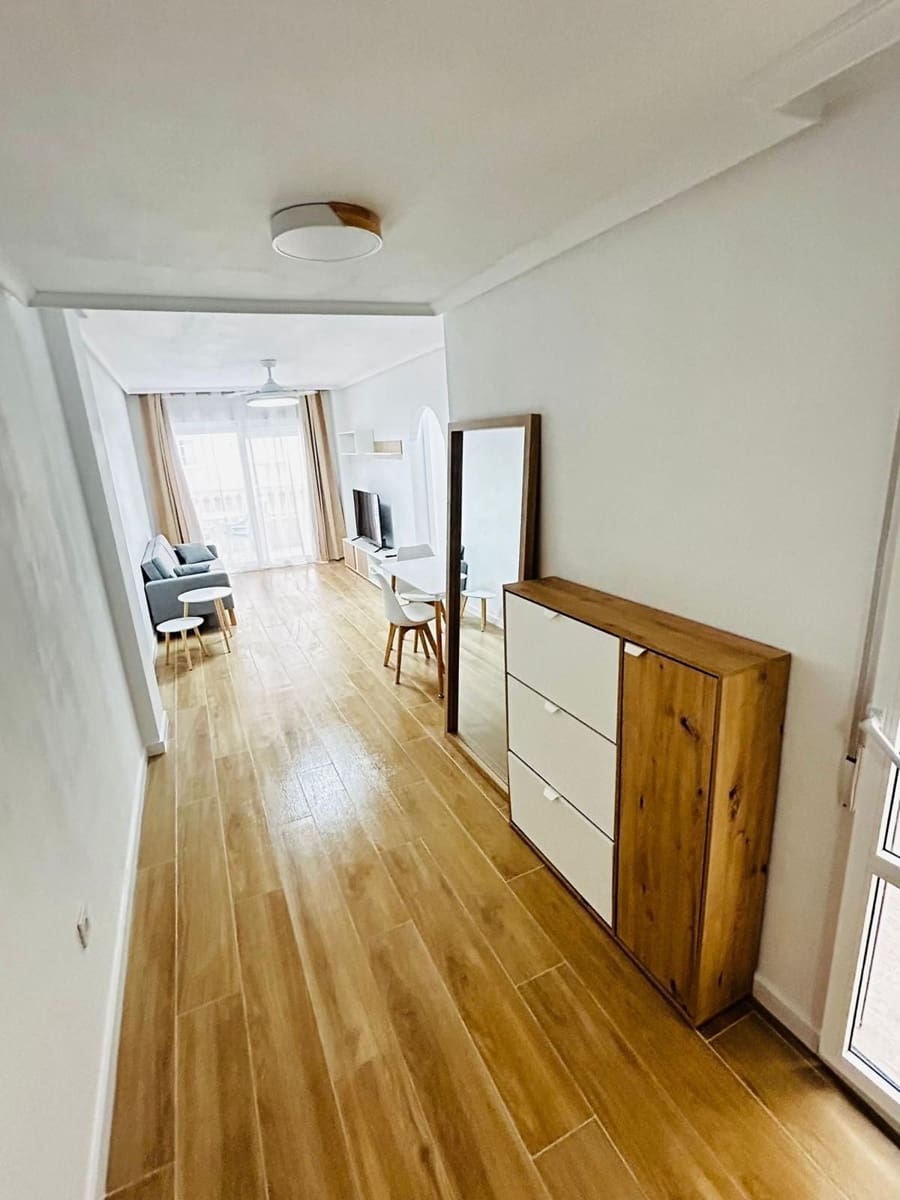 1 slaapkamer Appartement te huur in Torrevieja met zwembad - € 750 (Ref: 8879483)