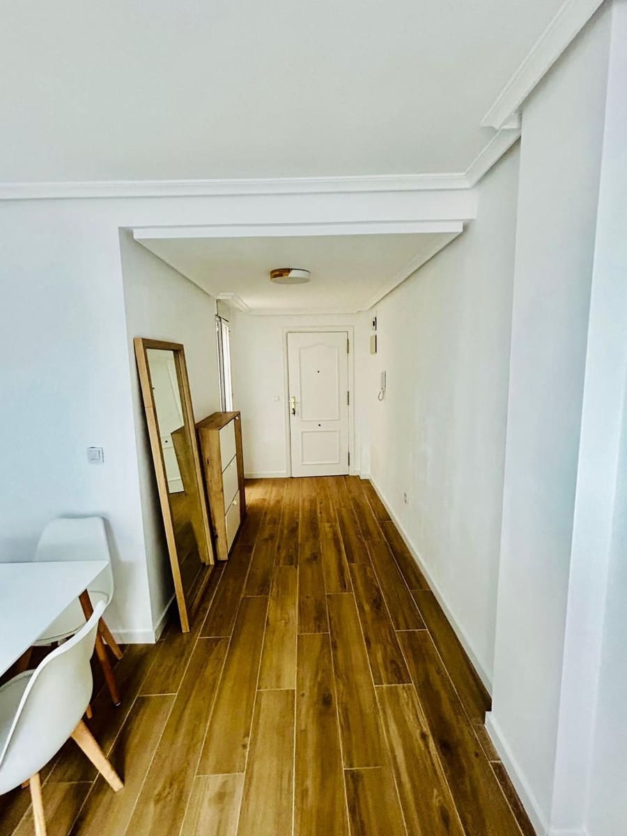 1 slaapkamer Appartement te huur in Torrevieja met zwembad - € 750 (Ref: 8879483)
