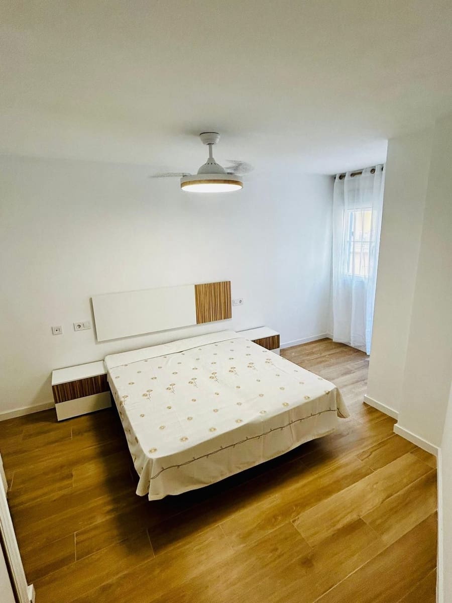 1 slaapkamer Appartement te huur in Torrevieja met zwembad - € 750 (Ref: 8879483)