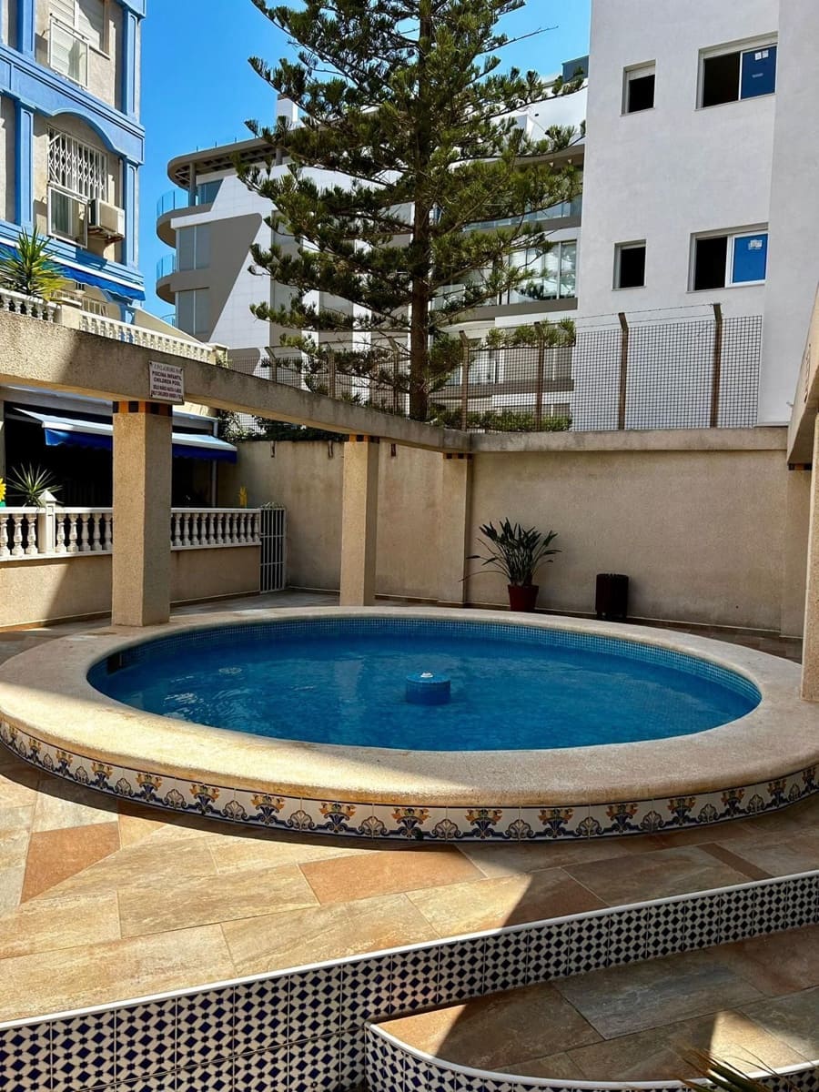 1 slaapkamer Appartement te huur in Torrevieja met zwembad - € 750 (Ref: 8879483)