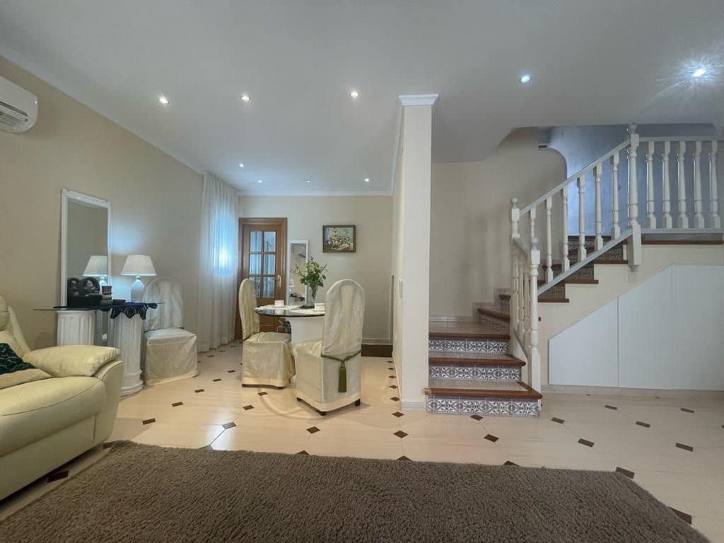 3 makuuhuone Paritalo vuokrattavana paikassa Torrevieja mukana 
autotalli - 1 400 € (Ref: 8950446)