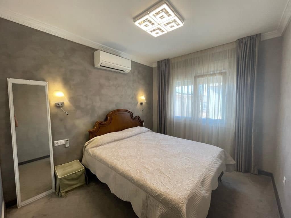 3 makuuhuone Paritalo vuokrattavana paikassa Torrevieja mukana 
autotalli - 1 400 € (Ref: 8950446)