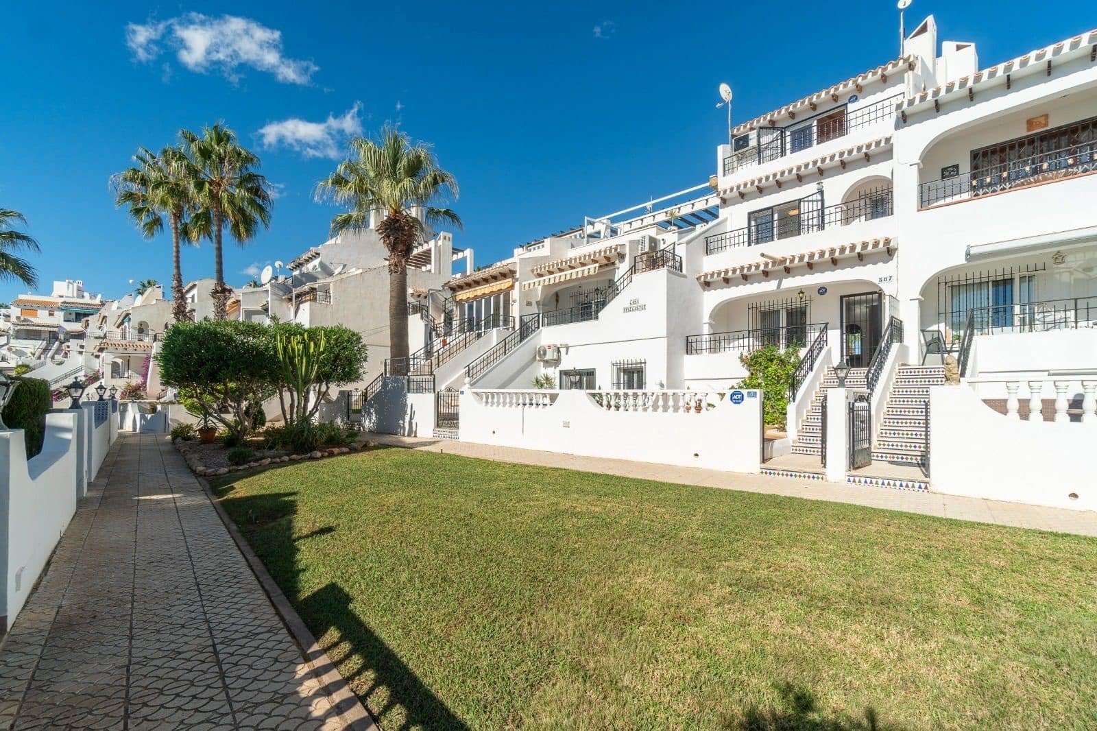 3 slaapkamer Halfvrijstaande villa te huur in Orihuela Costa met zwembad - € 1.600 (Ref: 8996500)