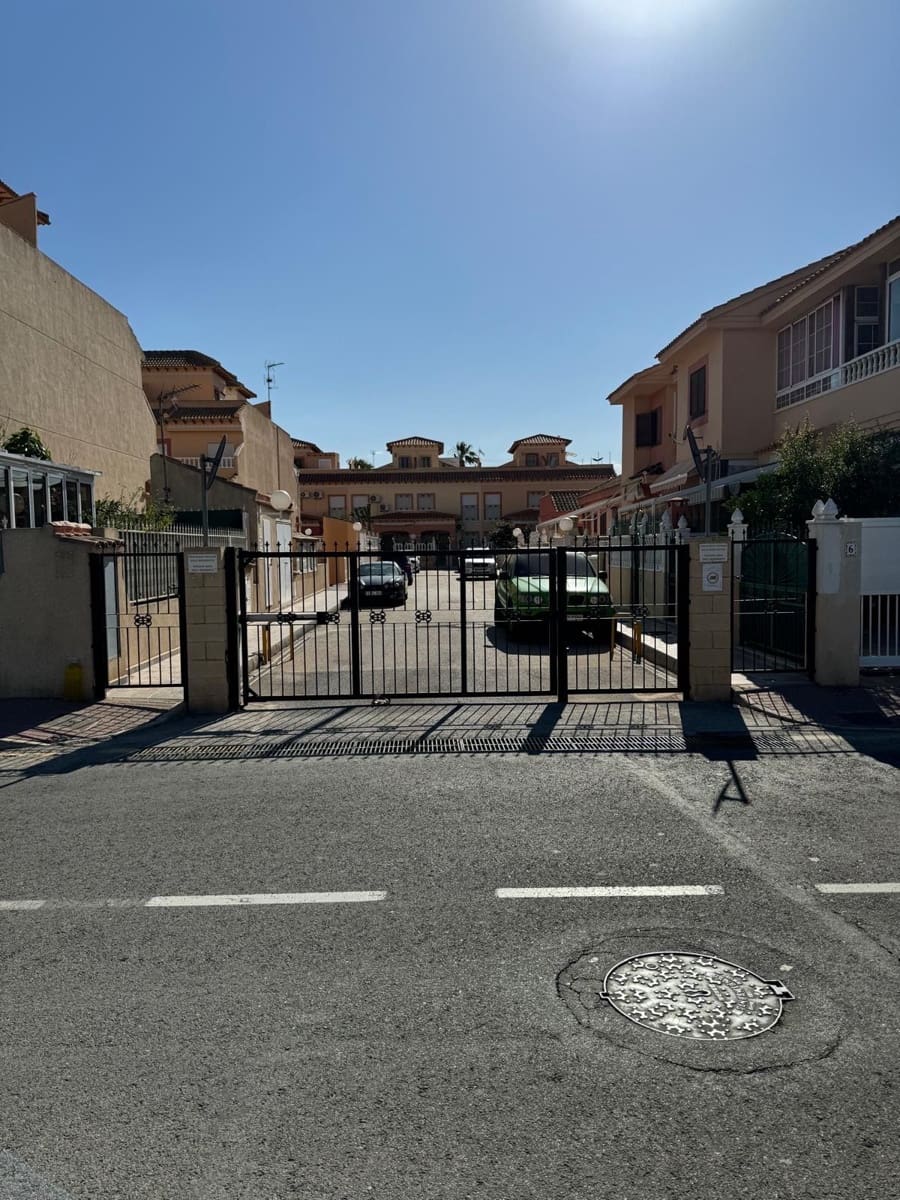 2 bedroom Semi-detached Villa for rent in Torrevieja with pool garage - € 950 (Ref: 9008447)