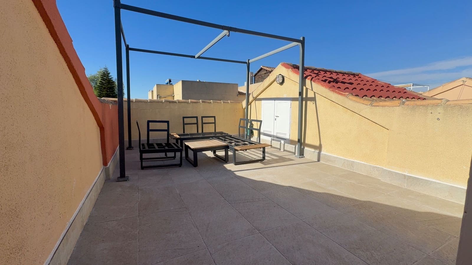 2 bedroom Semi-detached Villa for rent in Torrevieja with pool garage - € 950 (Ref: 9008447)