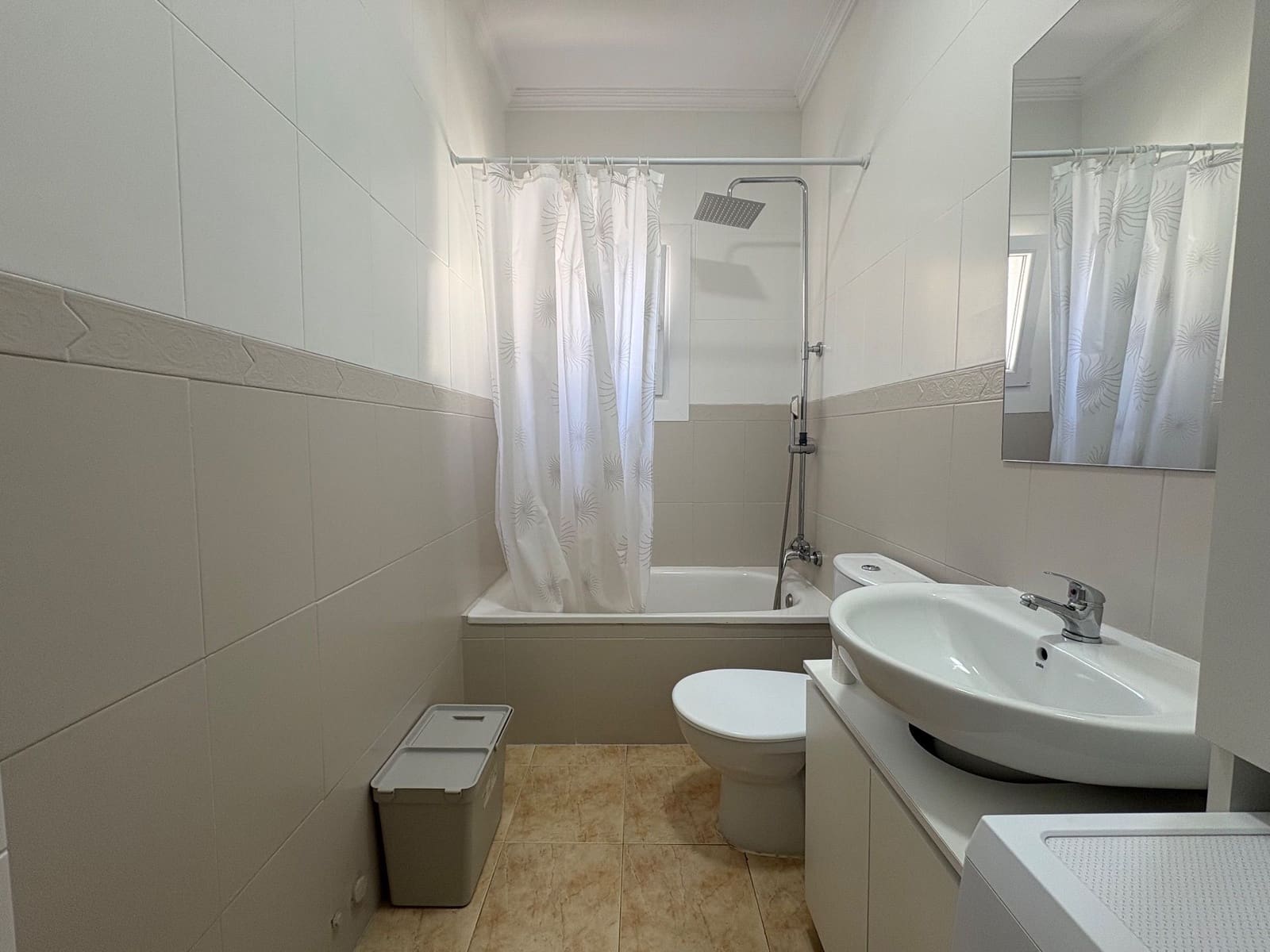 2 bedroom Semi-detached Villa for rent in Torrevieja with pool garage - € 950 (Ref: 9008447)