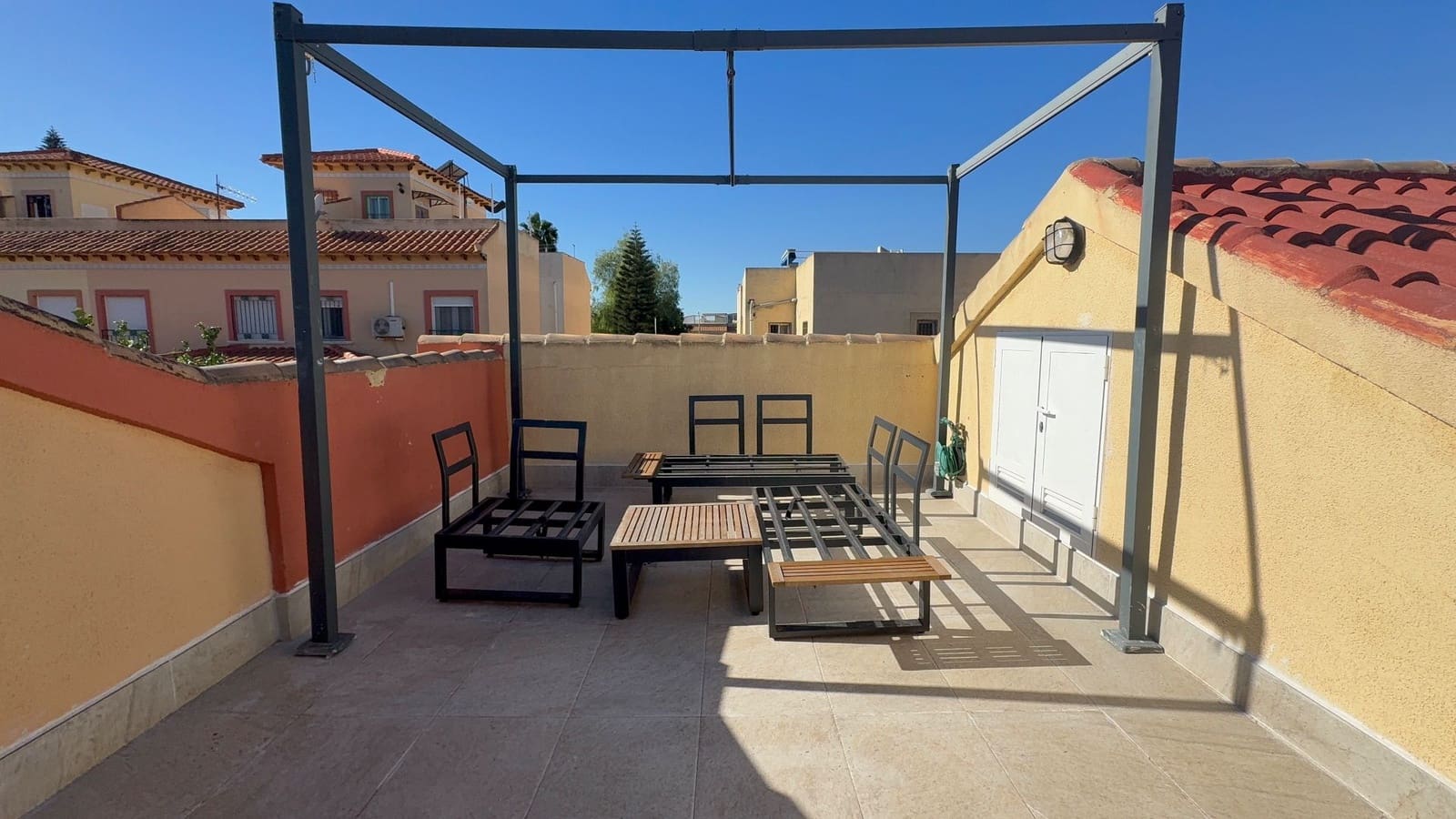 2 bedroom Semi-detached Villa for rent in Torrevieja with pool garage - € 950 (Ref: 9008447)