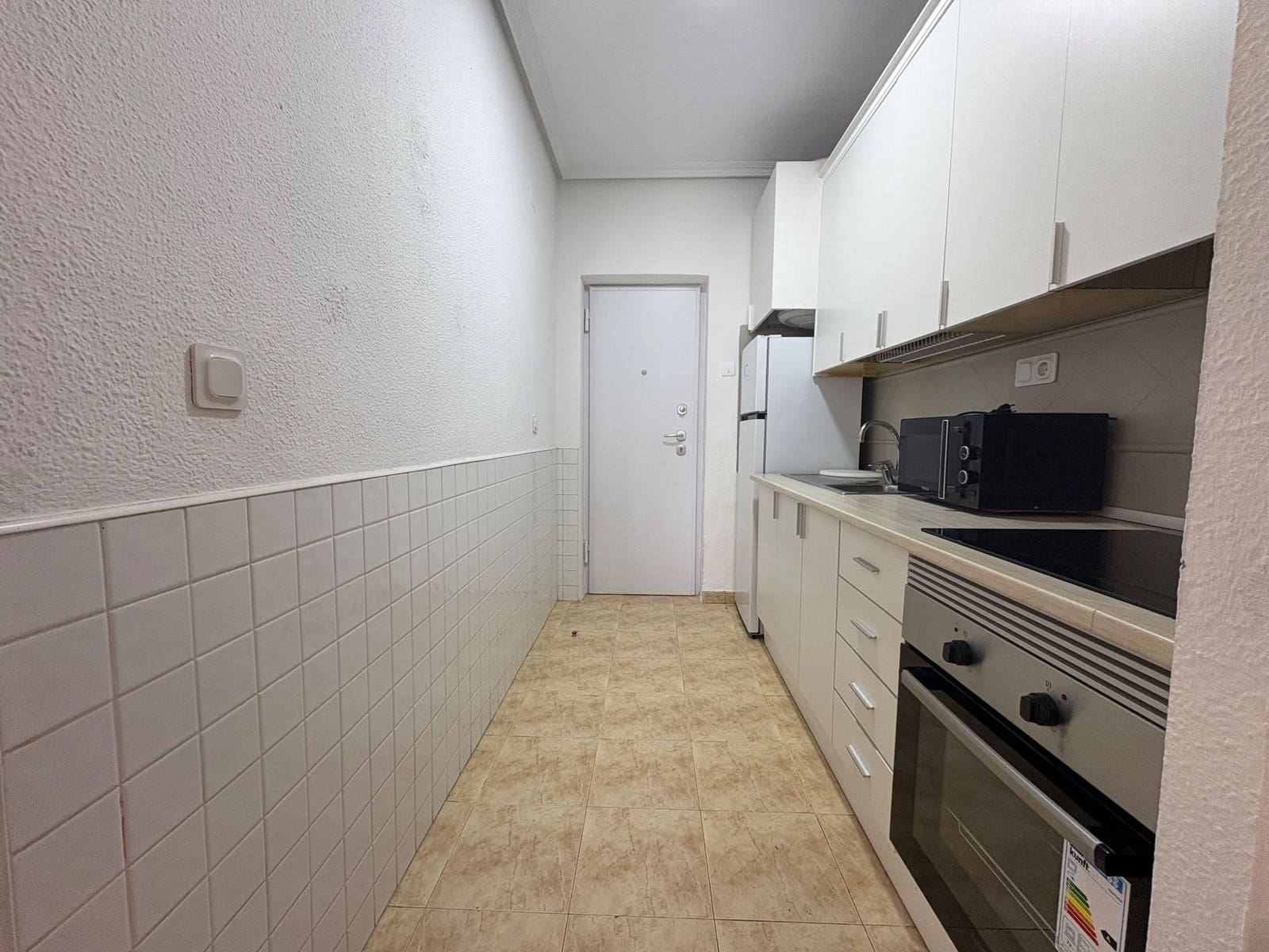 2 bedroom Semi-detached Villa for rent in Torrevieja with pool garage - € 950 (Ref: 9008447)