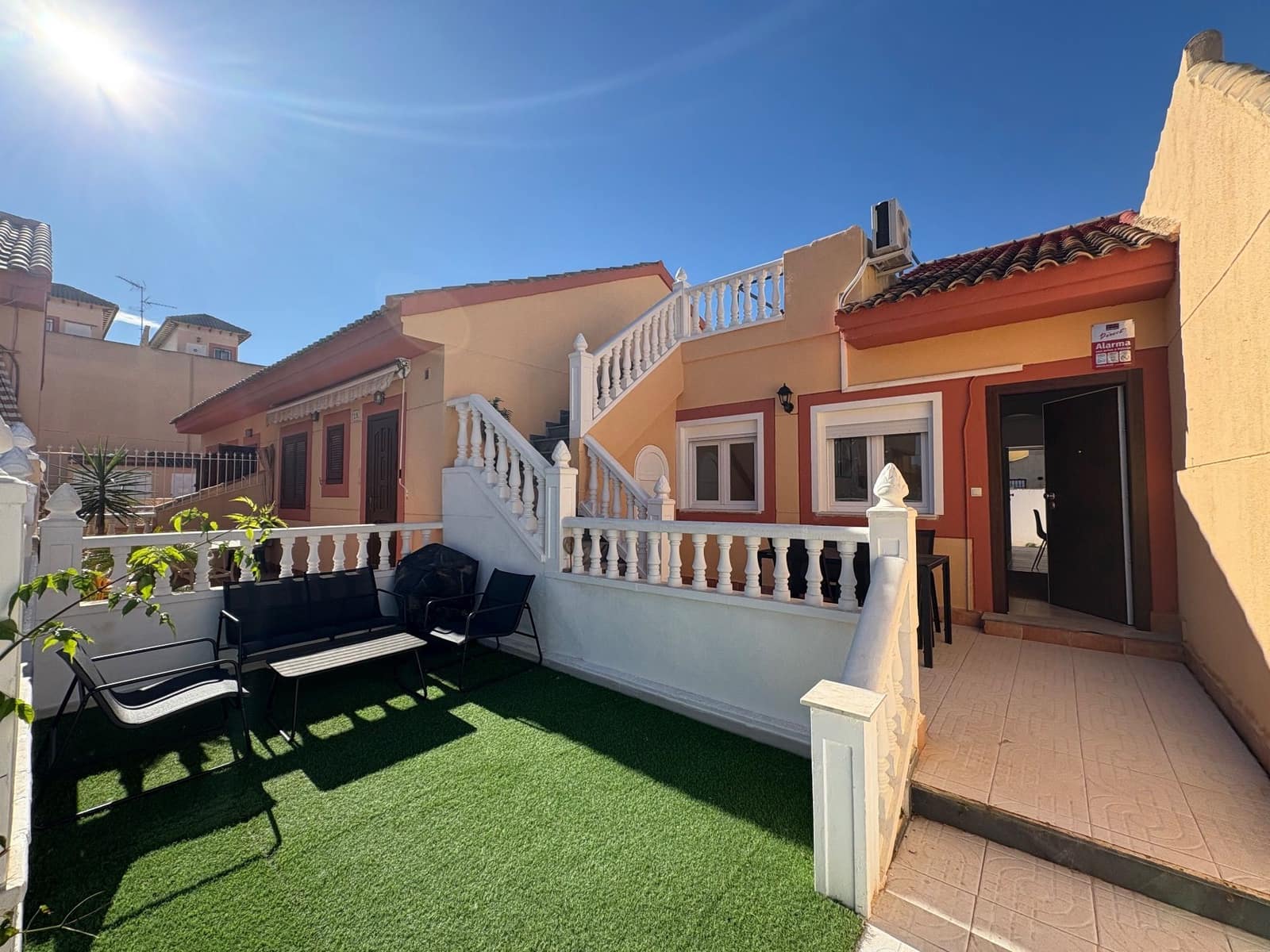 2 bedroom Semi-detached Villa for rent in Torrevieja with pool garage - € 950 (Ref: 9008447)