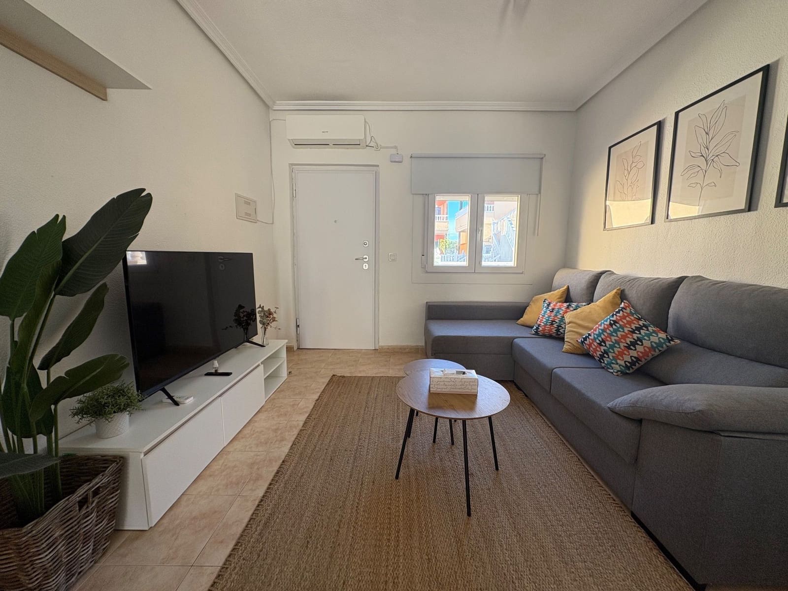 2 bedroom Semi-detached Villa for rent in Torrevieja with pool garage - € 950 (Ref: 9008447)