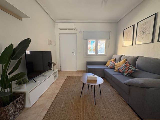 2 soveværelse Semi-Rækkehus til leje i Torrevieja med swimmingpool garage - € 950 (Ref: 9008447)