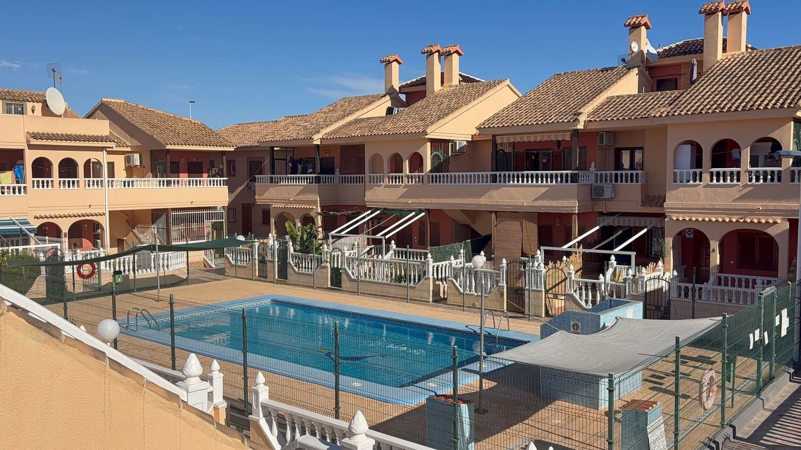 2 bedroom Semi-detached Villa for rent in Torrevieja with pool garage - € 950 (Ref: 9008447)