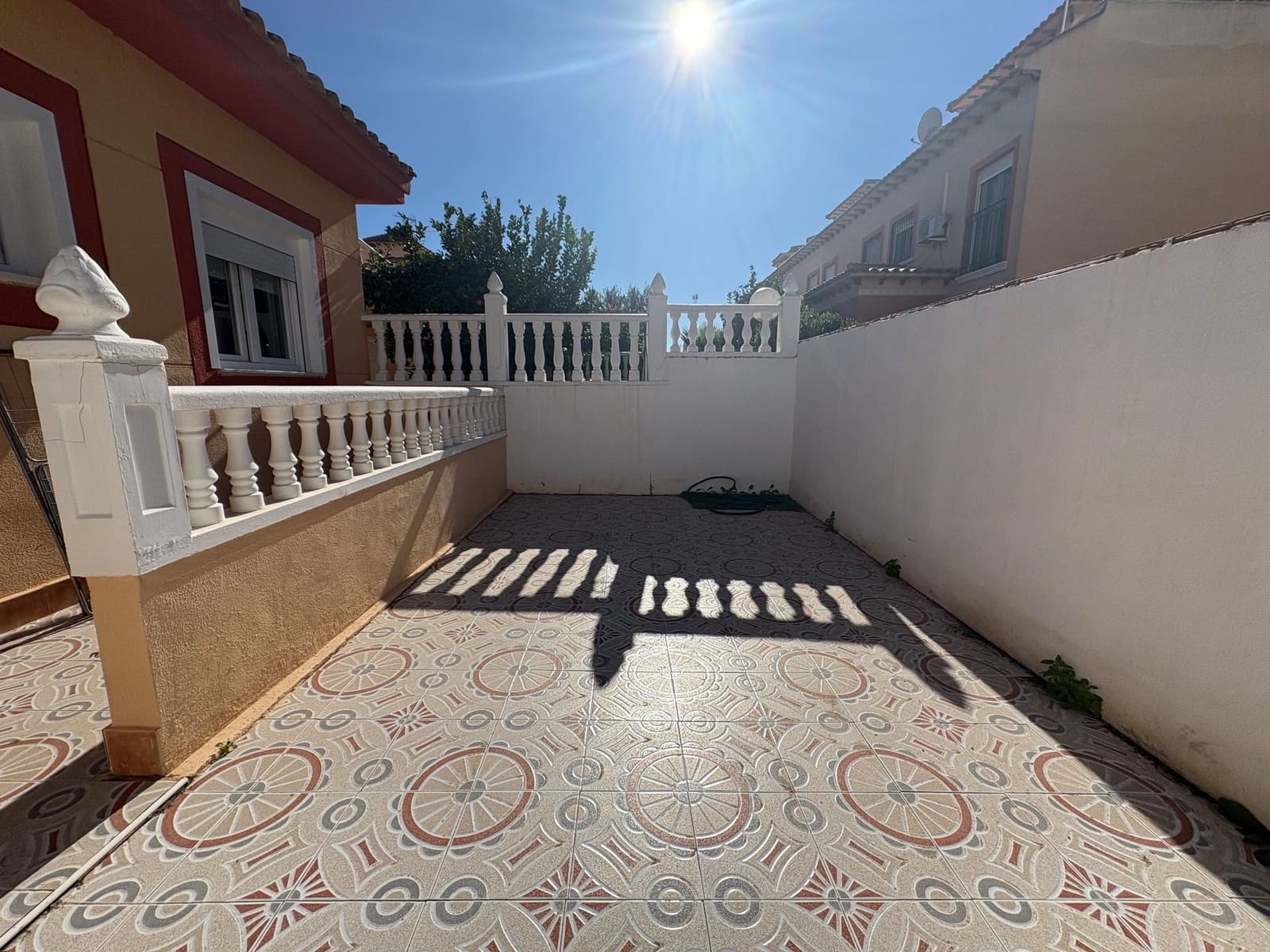 2 bedroom Semi-detached Villa for rent in Torrevieja with pool garage - € 950 (Ref: 9008447)