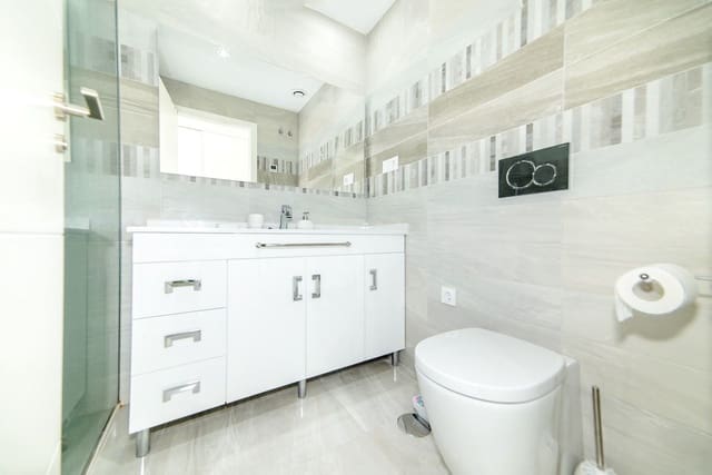 2 quarto Apartamento para arrendar em Punta Prima, Torrevieja com piscina garagem - 1 800 € (Ref: 9100469)